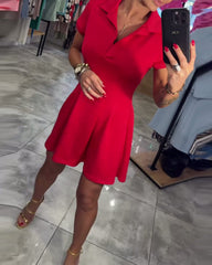 Sukienka plisowana z krótkim rękawem i klapami w kształcie litery A