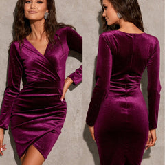 Seksowna, aksamitna sukienka w kolorze złotym z dekoltem w kształcie litery V, z długimi rękawami