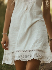 Luźna, wiejska sukienka mini z koronkowym wykończeniem w kolorze białym, z lnu i bawełny