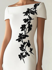 Elegancka sukienka łodzi z asymetrycznym nadrukiem kwiatowym