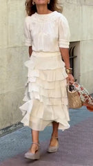 Spódnica damska o średniej długości i kroju litery A