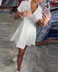 Sukienka plisowana z krótkim rękawem i klapami w kształcie litery A