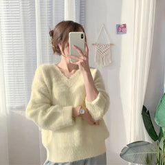 Jesienny sweter z dekoltem w kształcie litery V