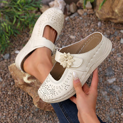 Letnie sandały na grubej podeszwie z siateczki z wycięciami