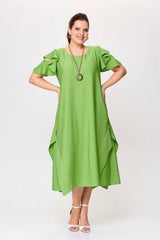 Świeża, słodka i smukła sukienka w jednolitym kolorze