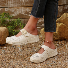 Letnie sandały na grubej podeszwie z siateczki z wycięciami