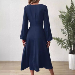 Sukienka z długimi rękawami i dekoltem w szpic