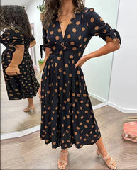 Wąska sukienka w nowym stylu z głębokim V w kropki