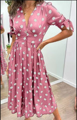 Wąska sukienka w nowym stylu z głębokim V w kropki