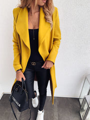 Wełniany płaszcz średniej długości z klapami i wiatrówka