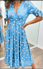 Wąska sukienka w nowym stylu z głębokim V w kropki