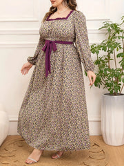 Elegancka sukienka midi w kwiaty dla puszystych kobiet