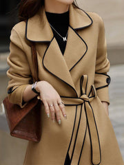 Elegancki płaszcz z kontrastowym wykończeniem i paskiem