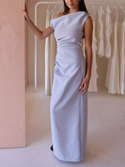 Elegancka plisowana sukienka maxi z odkrytymi ramionami i rozcięciem u dołu