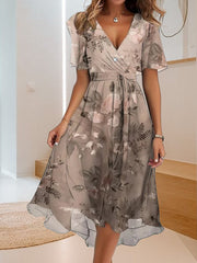 Sukienka swobodna z prostym nadrukiem i dekoltem w serek