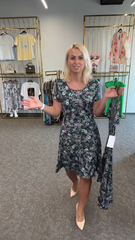 Modna sukienka z okrągłym dekoltem i swobodnym nadrukiem