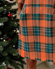 Sukienka bluzowa w kratę z długim rękawem