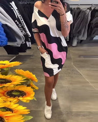 Sukienka z nadrukiem fal i dekoltem w serek