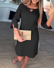 Elegancka sukienka w jednolitym kolorze z prostą, pustą linią