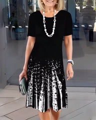 Temperamentna sukienka z nadrukiem dojeżdżających do pracy