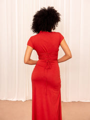 Elegancka damska sukienka z krótkim rękawem i rozcięciem