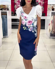 Sukienka z bufiastymi rękawami i dekoltem w serek, w kwiaty w kolorze róży