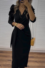 Elegancka damska sukienka o dopasowanym kroju, z dekoltem w kształcie litery V