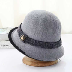 Modna jesienno-zimowa czapka dzianinowa z podwiniętymi krawędziami