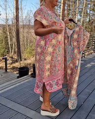 Sukienka z dekoltem w serek, krótkim rękawem, nadrukiem, prosta