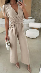 Letni dopasowany kombinezon z szerokimi nogawkami i dekoltem w serek