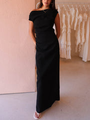 Elegancka plisowana sukienka maxi z odkrytymi ramionami i rozcięciem u dołu