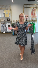 Modna sukienka z okrągłym dekoltem i swobodnym nadrukiem