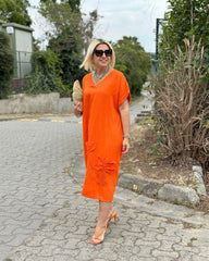 Solidna lniana sukienka maxi z dekoltem w serek i haftowanym dołem