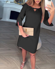 Elegancka sukienka w jednolitym kolorze z prostą, pustą linią