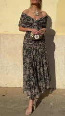 Sukienka damska z dekoltem w serek i nadrukiem odsłaniająca ramiona