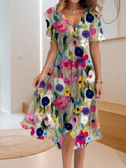 Sukienka swobodna z prostym nadrukiem i dekoltem w serek