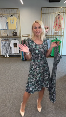 Modna sukienka z okrągłym dekoltem i swobodnym nadrukiem