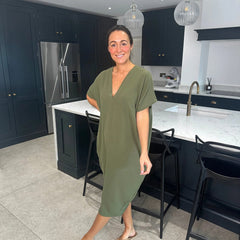 Eleganckie i szykowne sukienki z dekoltem w serek