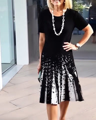 Temperamentna sukienka z nadrukiem dojeżdżających do pracy