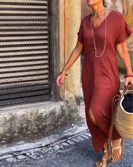 Sukienka w jednolitym kolorze z rozcięciem w serek i guzikami