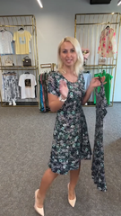 Modna sukienka z okrągłym dekoltem i swobodnym nadrukiem