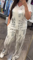 Dwuczęściowy garnitur z dekoltem w kształcie litery V, krótkim rękawem i srebrnym stemplem