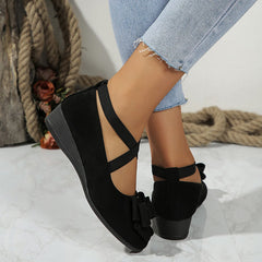 Damskie klapki na koturnie z kokardą ze sztucznego zamszu