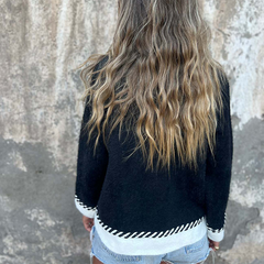 Kontrastowa kolorystycznie kardigan z długimi rękawami i guzikami